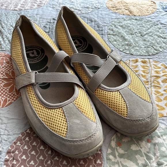 Propet shoes - Picture 2 of 8